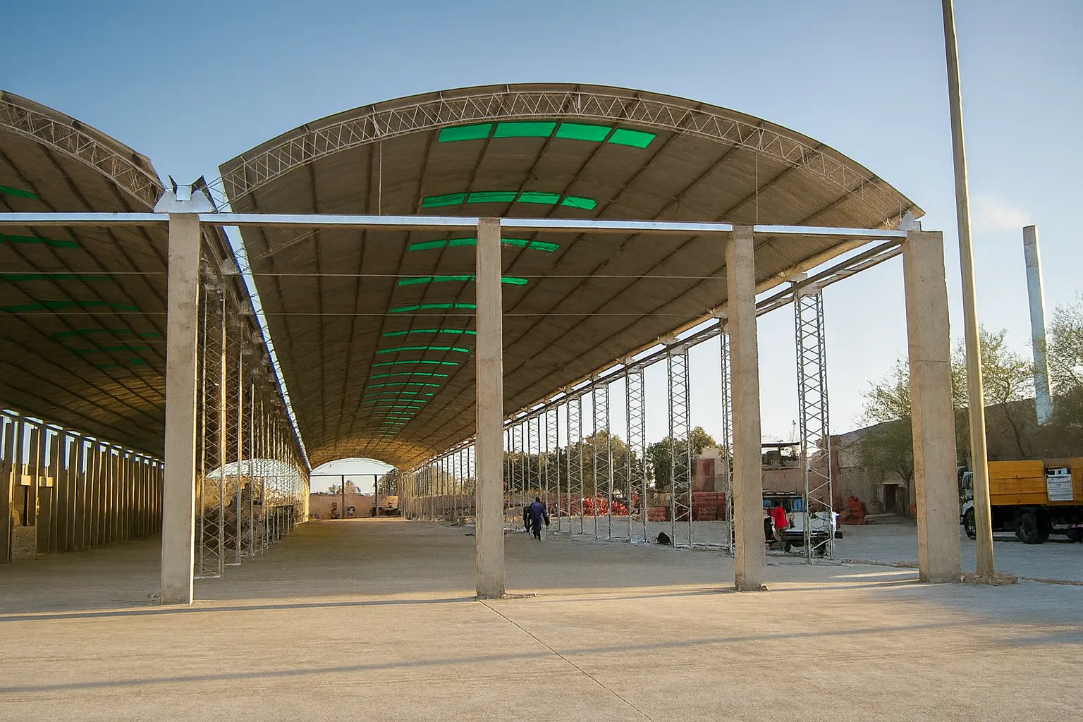 Naves industriales y vagonetas